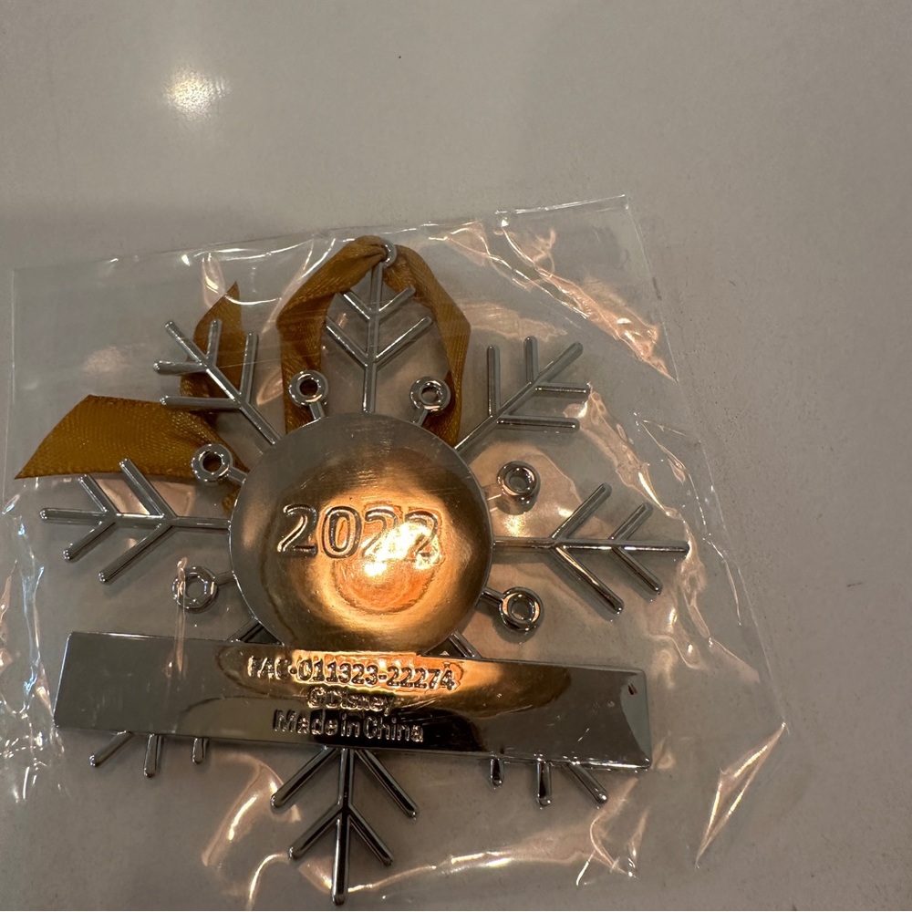 2022 Disney Mickey’s Very Merry Christmas Party Print & Ornament - NEW IN WRAP!! - Picture 4 of 8